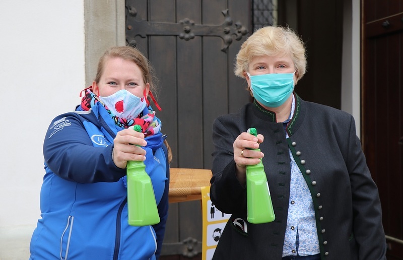 Kommt wieder: Handdesinfektion und Maskenpflicht. Bleibt wie bisher: die Freundlichkeit der MitarbeiterInnen.