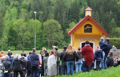 Stimmungsvolle Maiandacht bei der Familie Glawogger