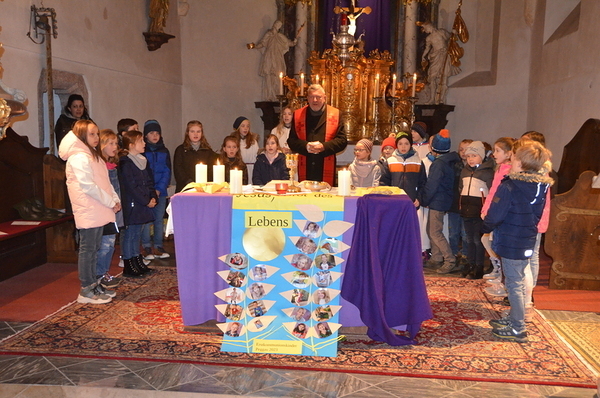 In Peggau haben sich 22 Erstkommunionkinder in Begleitung der Tischmütter vorgestellt