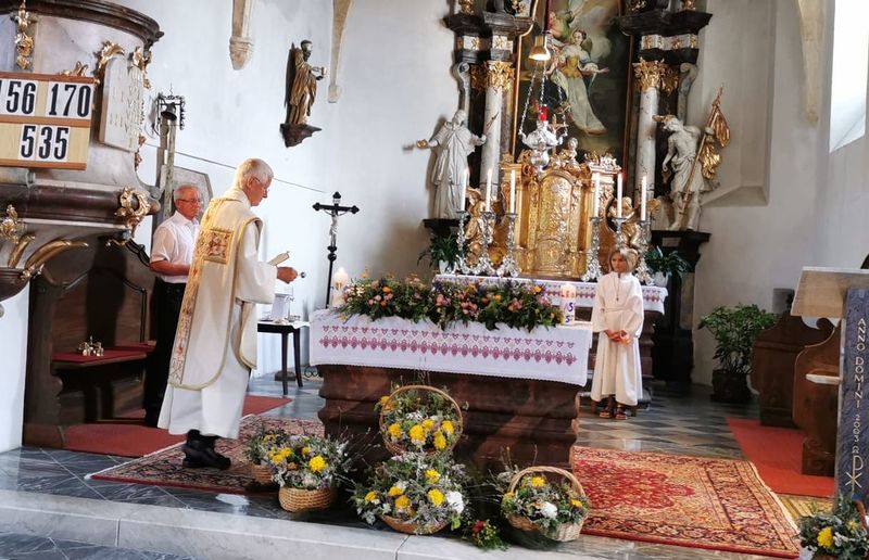 Kräuterbüscherl für die Kirchenbesucher