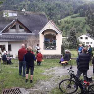 Maibeten beim neu renovierten Schackenkreuz in Prenning