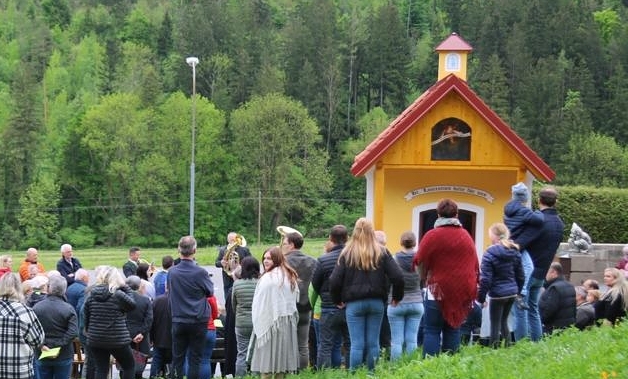 Stimmungsvolle Maiandacht bei der Familie Glawogger