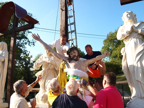 Montage der Figuren am Kreuzberg Deutschfeistritz