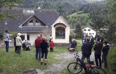 Maibeten beim neu renovierten Schackenkreuz in Prenning