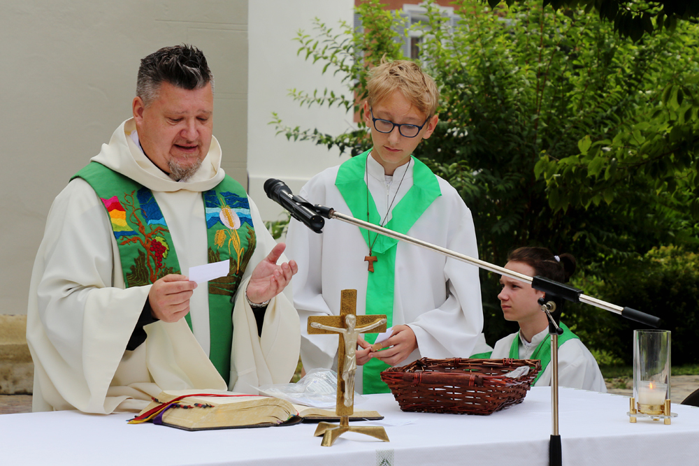 Liturgie im Freien wegen Corona / V. SCHREINER